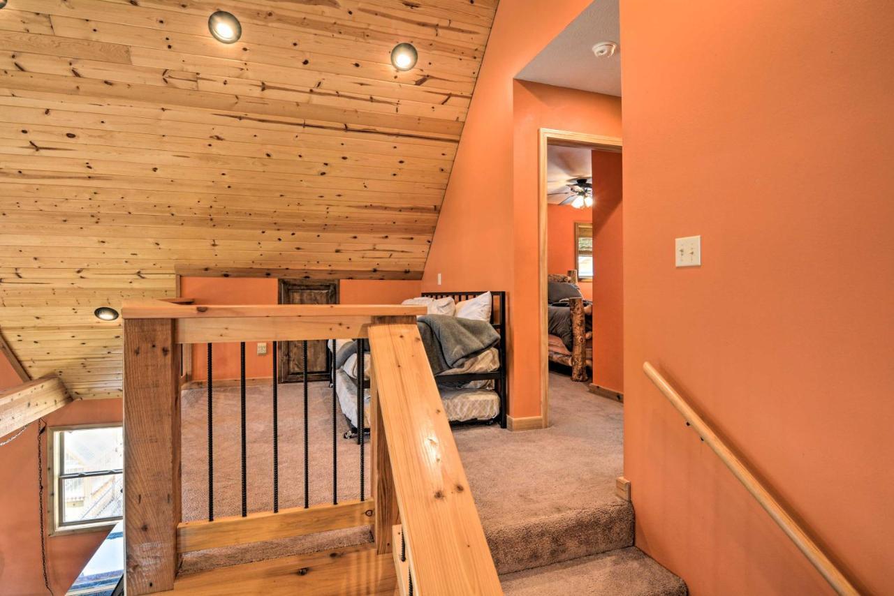 Spacious Log Cabin With Fire Pit And Game Room! Eureka Springs Exteriér fotografie