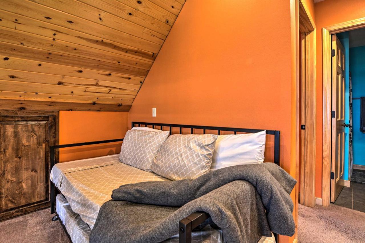 Spacious Log Cabin With Fire Pit And Game Room! Eureka Springs Exteriér fotografie